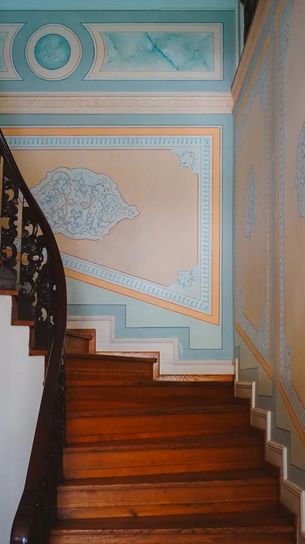 Renowacja schodów drewnianych – lepiej samemu czy zatrudnić firmę?